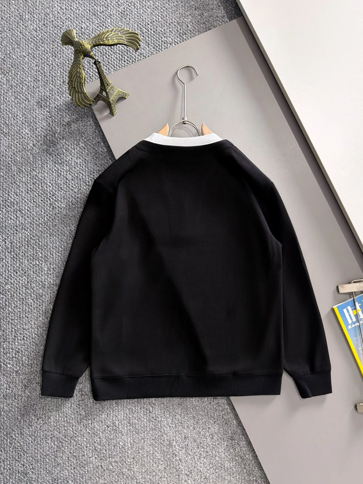Paris Clover exclusively launches the 2026 autumn and winter New Arrival long-sleeved sweatshirts for men and women. Same Style. Many stars have the same style. Craftsmanship that ordinary small workshops cannot copy. No matter in terms of materials, detail restoration and craftsmanship, we are not afraid of any challenges, just to provide you with wonderful products. Compare the top Original versions at will. No expense is spared just to make it better. Unique imported fabric feel. Purely imported German machine production. Precision operation. Thousands of needles density. A complete set of New Arrival accessories with three standards can be customized simultaneously. Versatile upper body is fashionable, a perfect choice for autumn and winter, and a must-have item. Sizes table: M-4XL (please state your height and weight when placing an order)